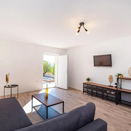 3 Bedroom Stunning In Gornje Rastane Holiday home Donje Rastane