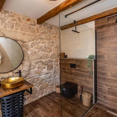 3 Bedroom Stunning In Gornje Rastane Holiday home Donje Rastane